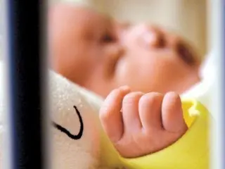 生後2か月の娘が死ぬと箱に入れ、橋の下に埋めた16歳の母親への判決は？＝韓国