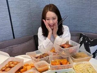 「少女時代」ユナ、シンガポールで過ごす秋夕…食卓いっぱいに並べられたごちそうに大喜び