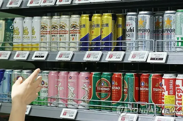 ソウル市内の大型スーパーに並ぶ日本ビール（資料写真）＝（聯合ニュース）