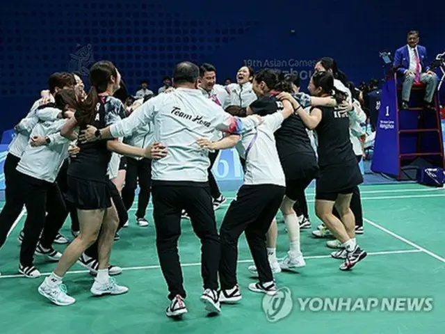 バドミントン女子団体で２９年ぶりの金メダルを決めた韓国＝１日、杭州（聯合ニュース）