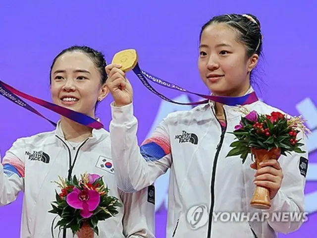 卓球女子ダブルスで金メダルに輝いた申裕斌（シン・ユビン、右）と田志希（チョン・ジヒ）＝２日、杭州（聯合ニュース）