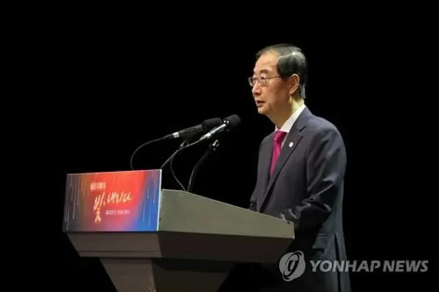 「開天節」の記念式典で演説する韓国の韓悳洙首相＝３日、ソウル（聯合ニュース）