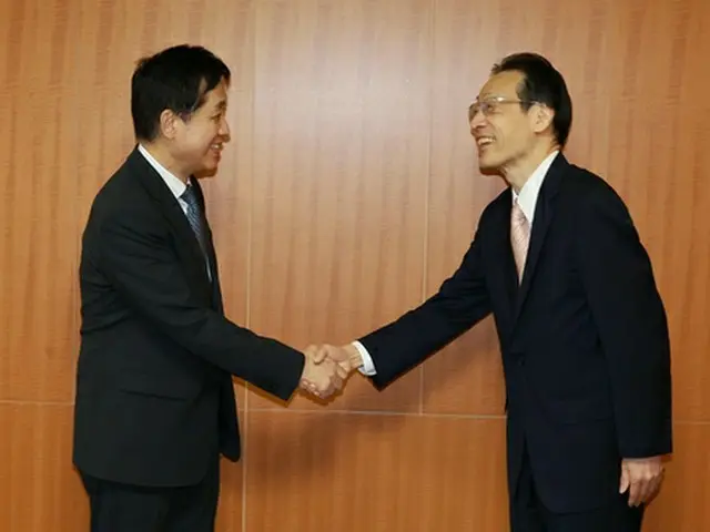 握手を交わす韓国の金周顕金融委員長（左）と日本の栗田照久金融庁長官（金融委員会提供）＝（聯合ニュース）≪転載・転用禁止≫