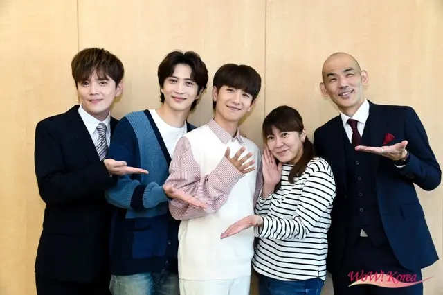 左からチャン・ユジュン(TRITOPS*)、イ・ウゴン(TRITOPS*)、ノ・ミヌ(BF)、母親役:網浜直子、「home」を歌う木山裕策5