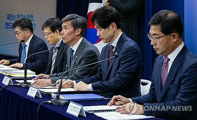 汚染水海洋放出に関する定例会見を行う韓国政府関係者＝４日、ソウル（聯合ニュース）