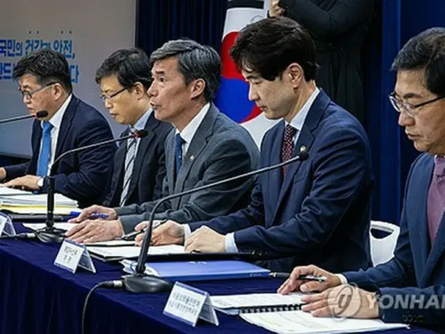 汚染水海洋放出に関する定例会見を行う韓国政府関係者＝４日、ソウル（聯合ニュース）