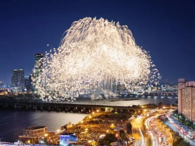 ソウルで「汝矣島（ヨイド）花火大会」…約100万人が集まる＝韓国