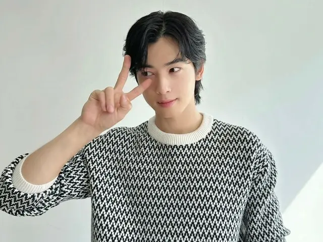 「ASTRO」チャウヌ、キュートなピースで少年のような魅力アピール