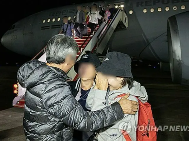 イスラエルで孤立していた韓国人らが１４日夜、ソウル近郊・城南のソウル空港（軍用空港）に韓国軍輸送機で到着した。韓国人の長期滞在者８１人と短期滞在の旅行客８２人、日本人とその他国籍の配偶者５１人、シンガポール人６人も同乗した（写真共同取材団）＝（聯合ニュース）