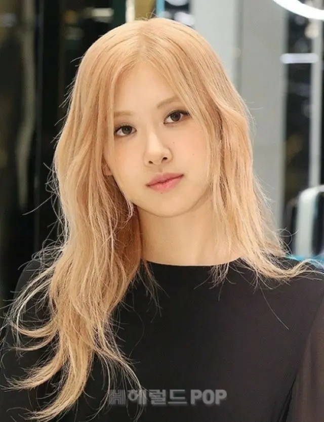 ROSE（BLACKPINK）、米大手レコード会社会長との出会いがキャッチ…再契約を控え推測の声が殺到