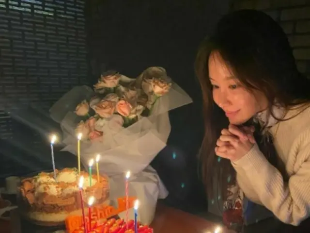 女優キム・アジュン、誕生日を迎えたアジアの美女…ものすごいケーキと花束に「みなさんのおかげ」