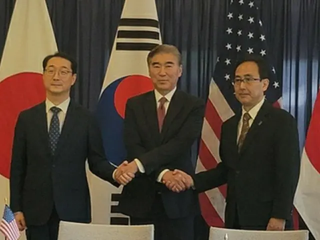 記念撮影する（左から）金健氏、ソン・キム氏、鯰博行氏＝１７日、ジャカルタ（聯合ニュース）