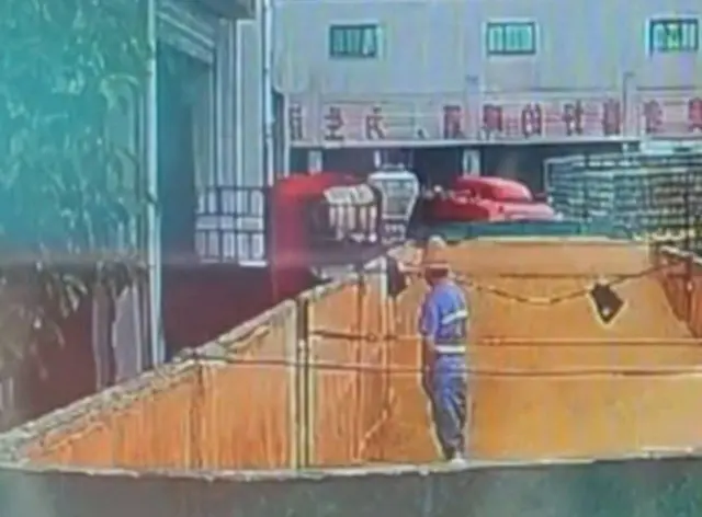 青島ビールの工場で作業員が原料に放尿しているとみられる動画の一場面（徐ギョン徳氏のＳＮＳから）＝（聯合ニュース）≪転載・転用禁止≫