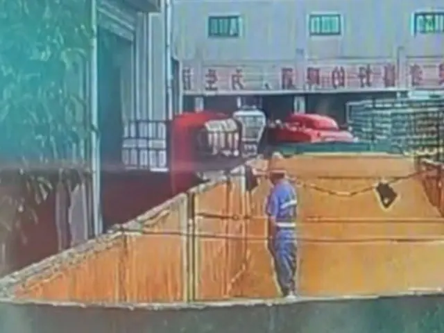 青島ビールの工場で作業員が原料に放尿しているとみられる動画の一場面（徐ギョン徳氏のＳＮＳから）＝（聯合ニュース）≪転載・転用禁止≫