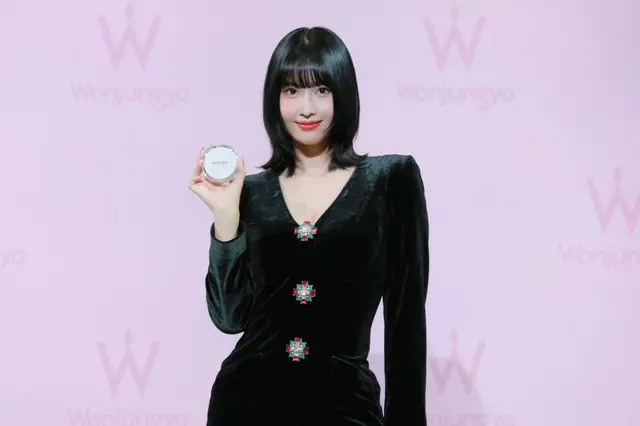 【イベントレポ】Wonjungyoブランドミューズのモモ(TWICE)、誕生1周年記念新ビジュアル&新製品発表会にみずみずしいメイクとシックな衣装で登壇…“白 MOMO”と“黒 MOMO”をお披露目