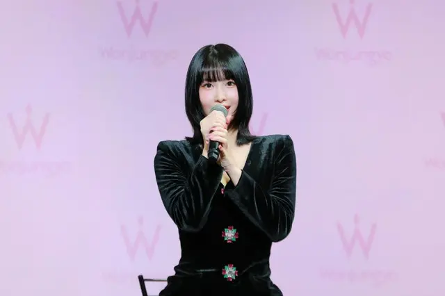 【イベントレポ】Wonjungyoブランドミューズのモモ(TWICE)、誕生1周年記念新ビジュアル&新製品発表会にみずみずしいメイクとシックな衣装で登壇…“白 MOMO”と“黒 MOMO”をお披露目2