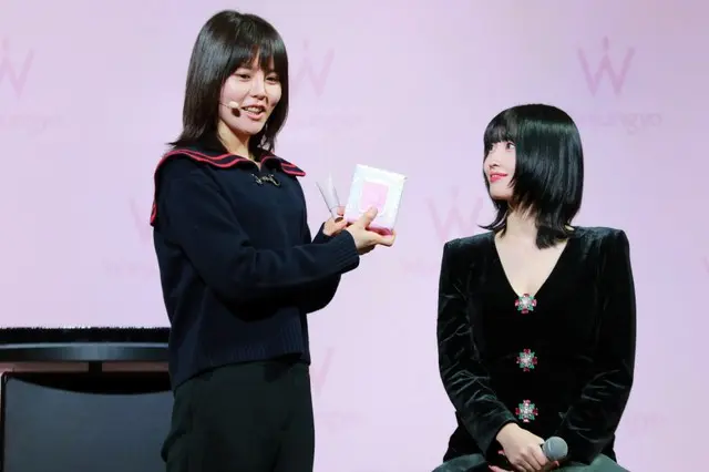 【イベントレポ】Wonjungyoブランドミューズのモモ(TWICE)、誕生1周年記念新ビジュアル&新製品発表会にみずみずしいメイクとシックな衣装で登壇…“白 MOMO”と“黒 MOMO”をお披露目4