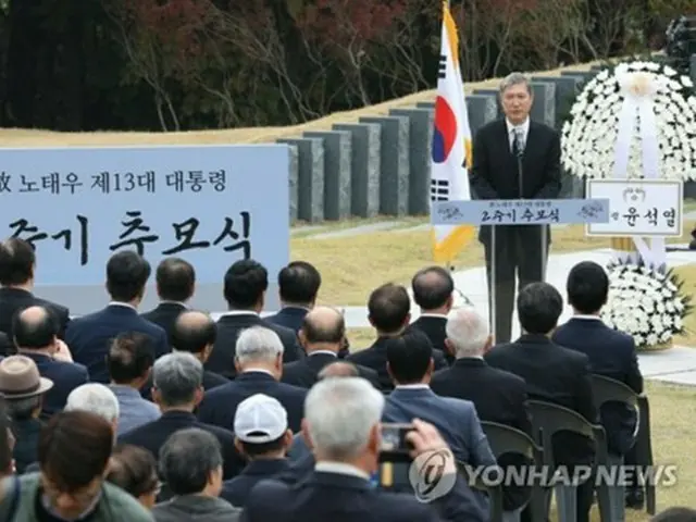 あいさつする盧泰愚大統領の長男、盧載憲（ノ・ジェホン）氏＝２６日、坡州（聯合ニュース）