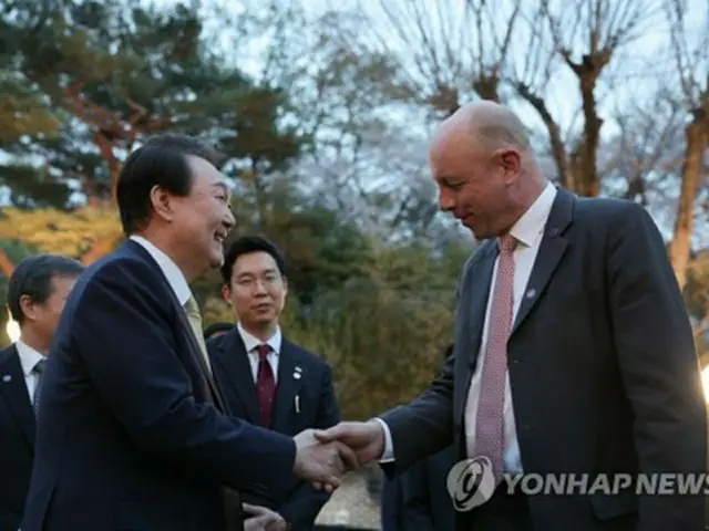 尹大統領（左）は今年４月、釜山視察のため来韓したＢＩＥ関係者を青瓦台に招き、夕食会を開いた（大統領室提供）＝（聯合ニュース）≪転載・転用禁止≫