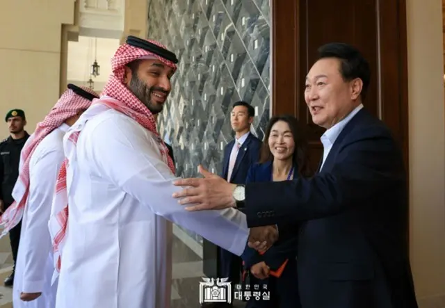 「セールス外交のおかげ？」…尹大統領の支持率が「上昇」＝韓国