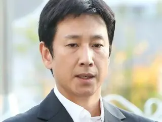 【フォト】俳優イ・ソンギュン、薬物使用容疑で警察署に出頭…焦点の合わないまなざし