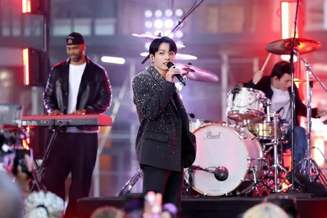 ＮＢＣテレビ「トゥデイ」でライブパフォーマンスを披露するＪＵＮＧ　ＫＯＯＫ（ビッグヒットミュージック提供）＝（聯合ニュース）≪転載・転用禁止≫