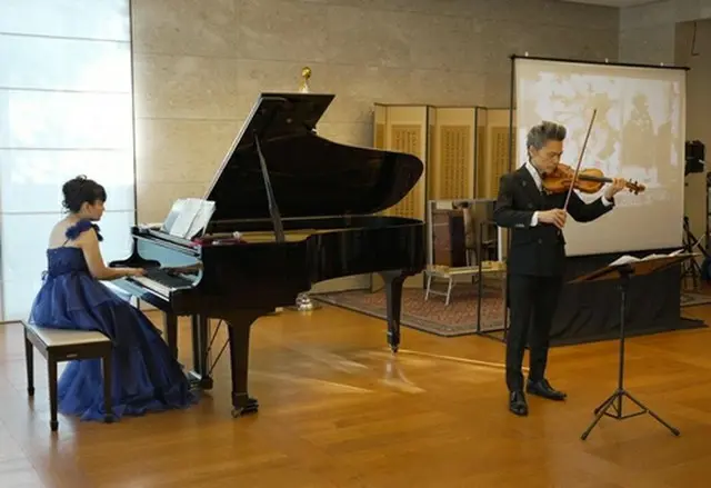 コンサートでバイオリンを演奏する吉田直矢さん（右、在日韓国大使館提供）＝（聯合ニュース）≪転載・転用禁止≫