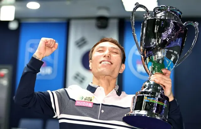 優勝カップを手にしてガッツポーズのチェ・ウォンジュン（写真：PBA）