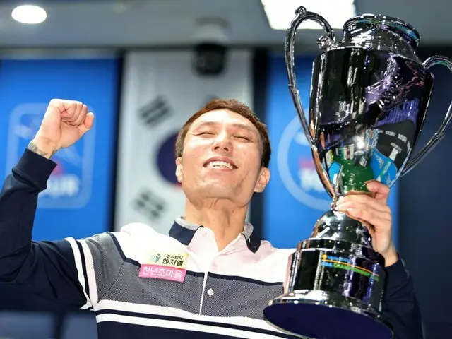 優勝カップを手にしてガッツポーズのチェ・ウォンジュン（写真：PBA）