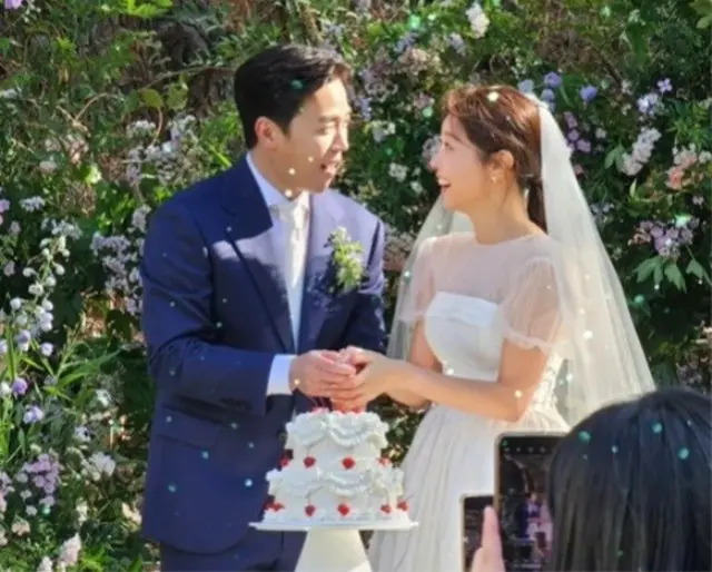 “グループで最初の既婚者に”「Girl’s Day」ソジン＆俳優イ・ドンファ、映画のような野外結婚式…ユラとミナもお祝い