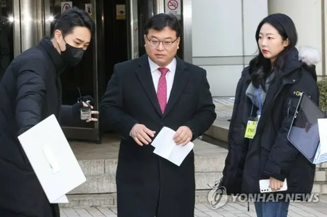 昨年１２月、寄付金返還訴訟の一審判決を受けて記者の質問に答える原告側（資料写真）＝（聯合ニュース）