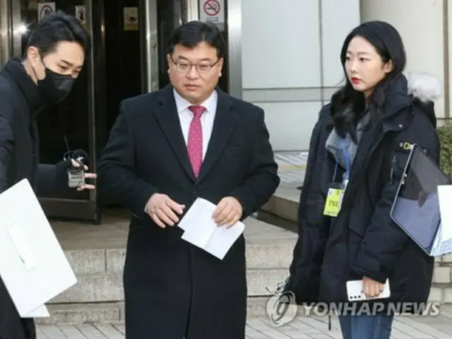 昨年１２月、寄付金返還訴訟の一審判決を受けて記者の質問に答える原告側（資料写真）＝（聯合ニュース）