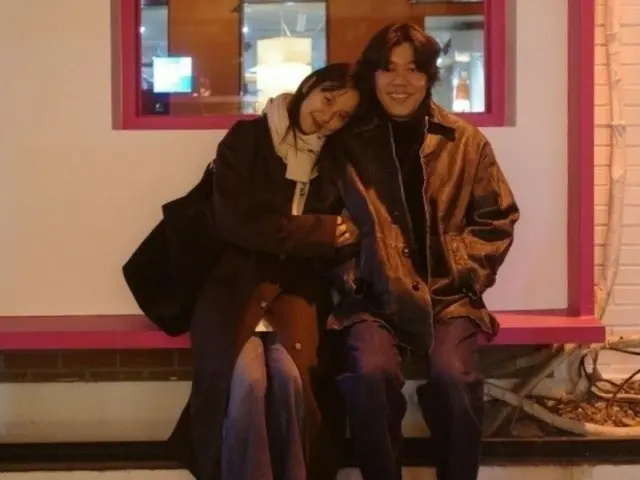 歌手イ・ヒョリ（Fin.K.L.）＆イ・サンスン夫婦、結婚10年を迎えて寄り添いショット…だんだん似ていく2人？