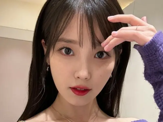 IU、きゃしゃなボディにラブリーなパープル妖精