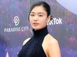 あわや放送事故…女優アン・ウンジン、レッドカーペットで“ヌーブラ”露出も…MCたちの助けで素早く対処