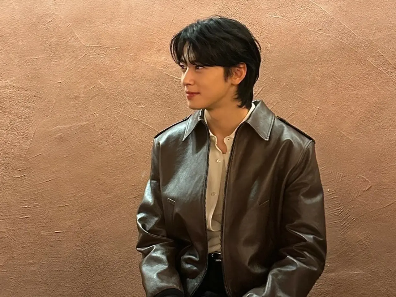 チャウヌ ASTRO」チャウヌ、絵に描いたような美しさ…レザージャケットで男性美