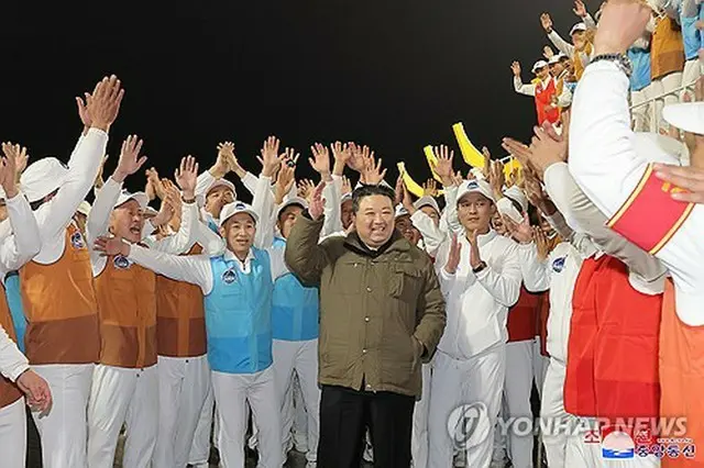 北朝鮮の金正恩（キム・ジョンウン）国務委員長（朝鮮労働党総書記、中央）＝（朝鮮中央通信＝聯合ニュース）≪転載・転用禁止≫