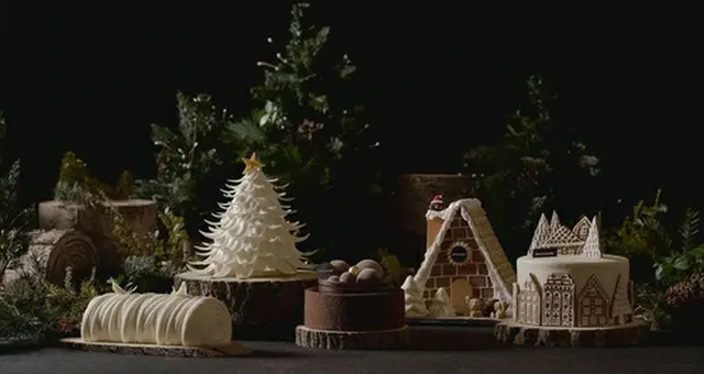 ロッテホテルソウルとロッテホテルワールドのクリスマスケーキ（ロッテホテル＆リゾート提供）＝（聯合ニュース）≪転載・転用禁止≫