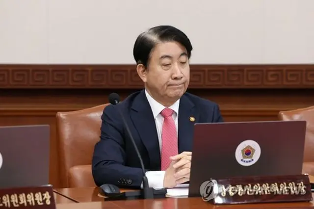 政府ソウル庁舎で開かれた閣議に出席した李東官・放送通信委員長＝１日、ソウル（聯合ニュース）