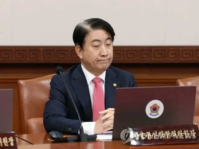 政府ソウル庁舎で開かれた閣議に出席した李東官・放送通信委員長＝１日、ソウル（聯合ニュース）