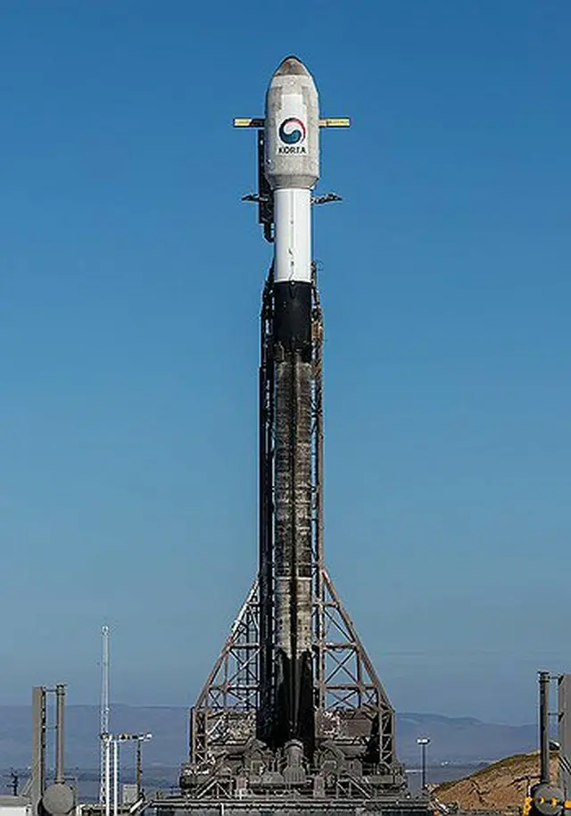 バンデンバーグ宇宙軍基地で打ち上げを待つファルコン９（国防部提供）＝（聯合ニュース）≪転載・転用禁止≫