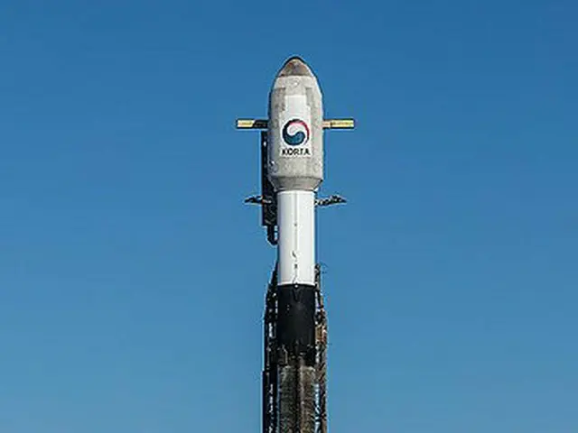 バンデンバーグ宇宙軍基地で打ち上げを待つファルコン９（国防部提供）＝（聯合ニュース）≪転載・転用禁止≫