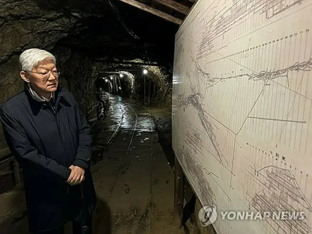坑道に掲示された地図を見る尹大使（在日韓国大使館提供）＝（聯合ニュース）≪転載・転用禁止≫