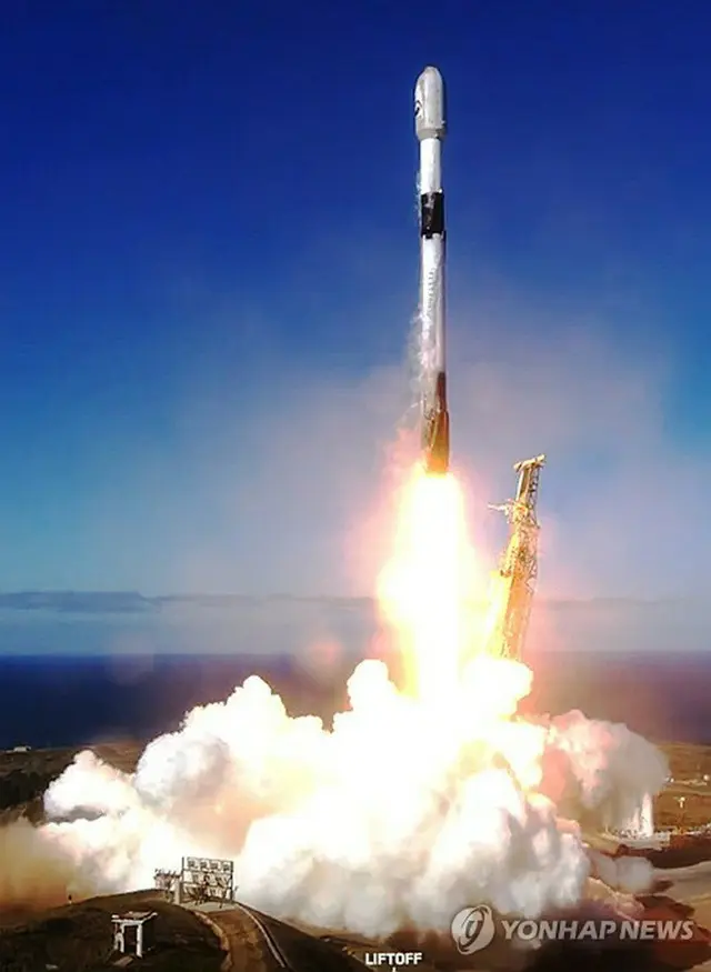 偵察衛星１号機は米カリフォルニア州のバンデンバーグ宇宙軍基地から米スペースＸのロケット「ファルコン９」で打ち上げられた（スペースＸ提供）＝（聯合ニュース）≪転載・転用禁止≫