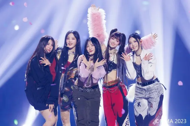 「MMA 2023」でパフォーマンスを見せた「NewJeans」2
