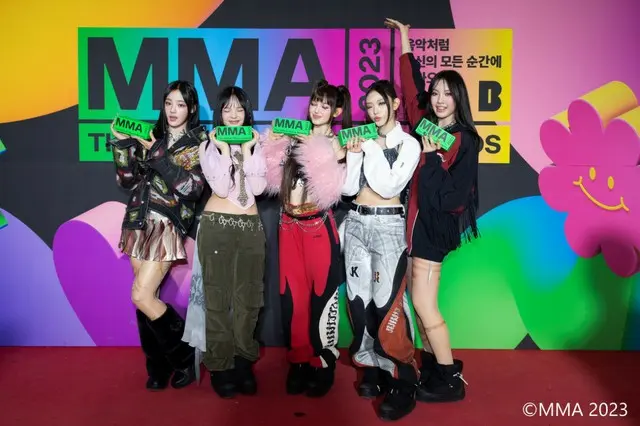 「MMA 2023」トロフィーを手にした「NewJeans」1