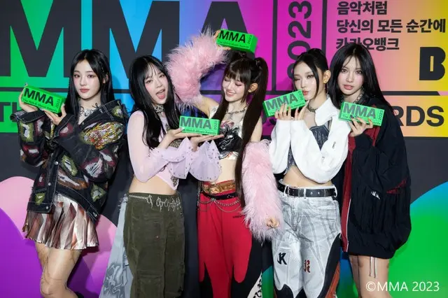 「MMA 2023」トロフィーを手にした「NewJeans」2