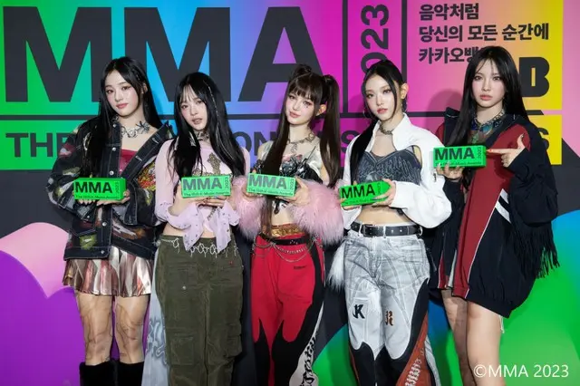 「MMA 2023」トロフィーを手にした「NewJeans」3