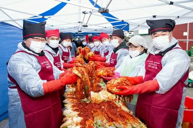 キムチづくりの様子（韓国トヨタ自動車提供）＝（聯合ニュース）≪転載・転用禁止≫