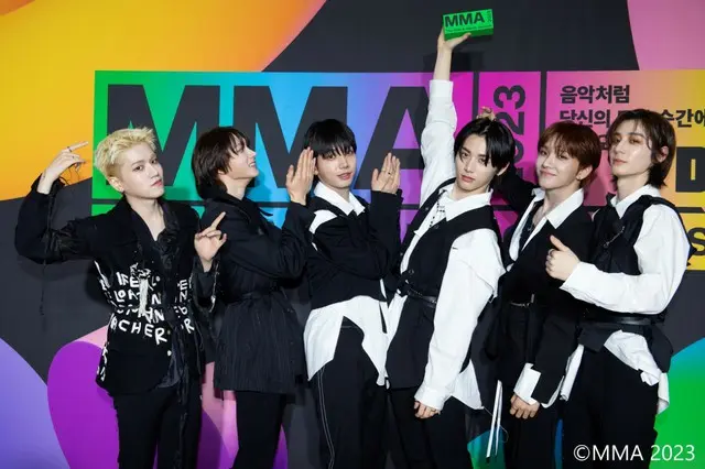 「MMA 2023」トロフィーを手にした「BOYNEXTDOOR」1